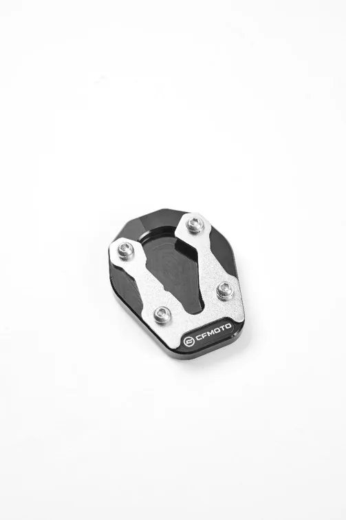 УВЕЛИЧЕННАЯ ПРОСТАВКА ДЛЯ БОКОВОЙ НОЖКИ СТАЛЬНОЙ ЦВЕТ (SIDE STAND ENLARGED BASE) CFMOTO 450MT